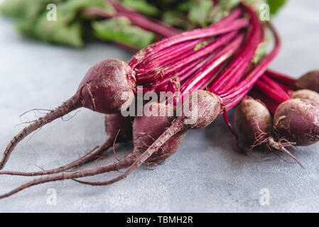 Gruppo di bietole con barbabietole. Giovani barbabietole rosse con foglie fresche. Foto Stock