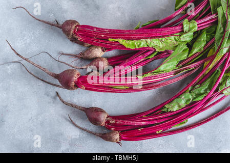 Gruppo di bietole con barbabietole. Giovani barbabietole rosse con foglie fresche. Foto Stock