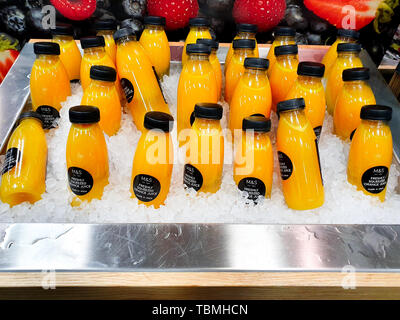 SHEFFIELD, Regno Unito - 31 Maggio 2019: bottiglie di succo d'arancia fresco in vendita da marchi e Spencers in vendita a Meadowhall Foto Stock
