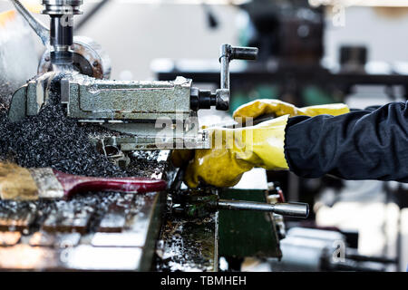 Lavoratore withdrilling di lavoro la macchina in officina in fabbrica Foto Stock