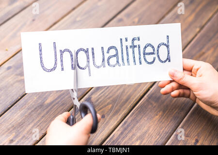 Donna detiene il libro bianco con word non qualificato in office Foto Stock