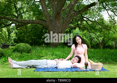 Un giovane su una vacanza suburbana. Foto Stock