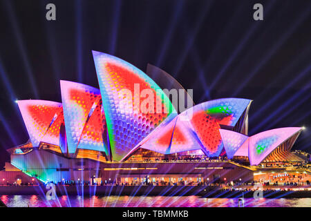 Sydney, Australia - 25 Maggio 2018: i colori immagine proiettata sul lato della Opera House di Sydney durante il Vivid Sydney paglierino festival show. Foto Stock