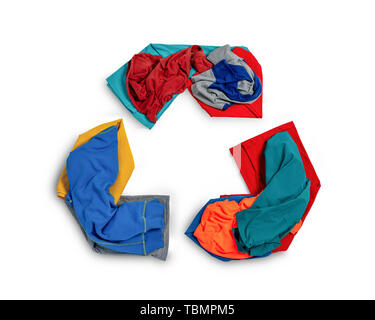 La forma del simbolo di riciclaggio di scarti di tessuto, vecchio abbigliamento e tessili. Foto Stock