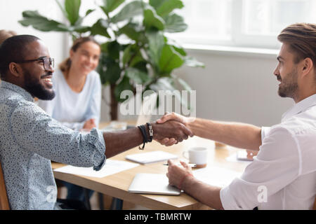 Multirazziale imprenditori ringraziare handshaking, introducendo, saluto ogni altro Foto Stock