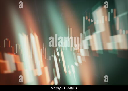 I dati su un monitor che compresi di analisi di mercato. I grafici a barre, gli schemi, i dati finanziari. Forex grafico. Foto Stock