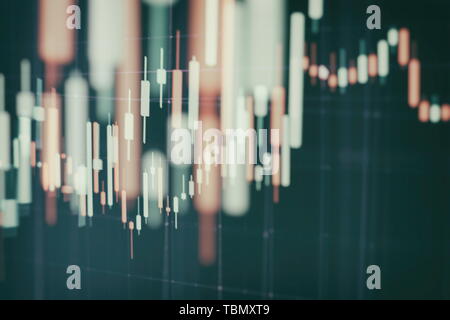 I dati su un monitor che compresi di analisi di mercato. I grafici a barre, gli schemi, i dati finanziari. Forex grafico. Foto Stock