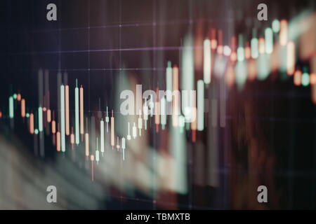 I dati su un monitor che compresi di analisi di mercato. I grafici a barre, gli schemi, i dati finanziari. Forex grafico. Foto Stock