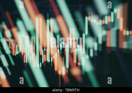I dati su un monitor che compresi di analisi di mercato. I grafici a barre, gli schemi, i dati finanziari. Forex grafico. Foto Stock