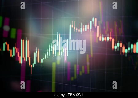 I dati su un monitor che compresi di analisi di mercato. I grafici a barre, gli schemi, i dati finanziari. Forex grafico. Foto Stock