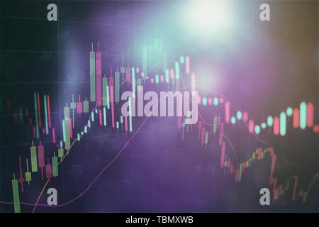I dati su un monitor che compresi di analisi di mercato. I grafici a barre, gli schemi, i dati finanziari. Forex grafico. Foto Stock