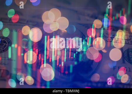 I dati su un monitor che compresi di analisi di mercato. I grafici a barre, gli schemi, i dati finanziari. Forex grafico. Foto Stock