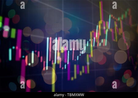 I dati su un monitor che compresi di analisi di mercato. I grafici a barre, gli schemi, i dati finanziari. Forex grafico. Foto Stock