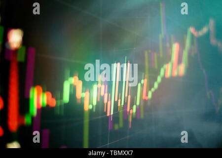 I dati su un monitor che compresi di analisi di mercato. I grafici a barre, gli schemi, i dati finanziari. Forex grafico. Foto Stock