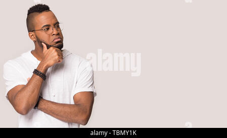 Emozionato uomo nero urlare a copia vuota dello spazio in studio Foto Stock