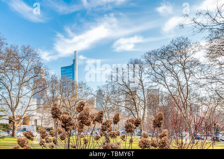 Philadelphia, Pennsylvania, Stati Uniti d'America - Dicembre 2018 - Bella vista di Philadelphia skyline del centro, vicino a Museo Rodin. Foto Stock