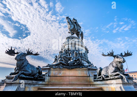 Philadelphia, Pennsylvania, Stati Uniti d'America - Dicembre 2018 - Washington Monument fontana con George Washington, da Rudolf Siemering, a Eakins ovale, nella parte anteriore Foto Stock