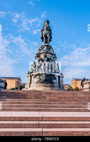 Philadelphia, Pennsylvania, Stati Uniti d'America - Dicembre 2018 - Washington Monument fontana con George Washington, da Rudolf Siemering, a Eakins ovale, nella parte anteriore Foto Stock