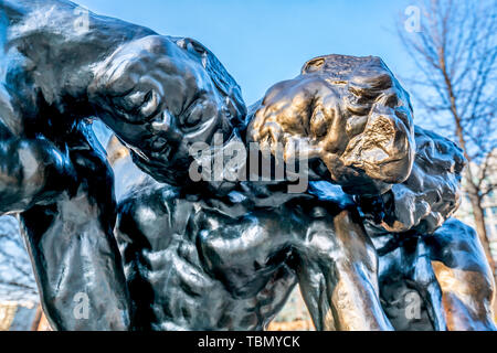 Philadelphia, Pennsylvania, Stati Uniti d'America - Dicembre 2018 - Dettaglio delle tre tonalità di Auguste Rodin nei giardini del Museo Rodin di Philadelphia. Foto Stock