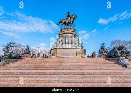 Philadelphia, Pennsylvania, Stati Uniti d'America - Dicembre 2018 - Washington Monument fontana con George Washington, da Rudolf Siemering, a Eakins ovale, nella parte anteriore Foto Stock