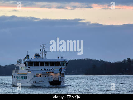 Gällnö rompighiaccio azionate da Waxholmsbolaget, avvicinando Fredriksberg jetty a Vaxholm, Svezia Foto Stock