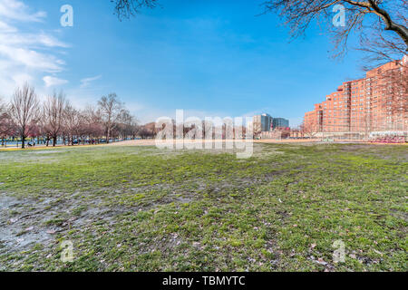 Philadelphia, Pennsylvania, Stati Uniti d'America - Dicembre 2018 - La splendida vista di campo in un cielo blu giorno da Benjamin Franklin Parkway nel centro cittadino di Philadelphia. Foto Stock