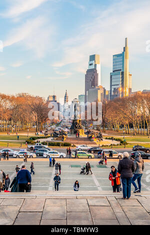 Philadelphia, Pennsylvania, Stati Uniti d'America - Dicembre 2018 - Vista di Benjamin Franklin Parkway e il centro cittadino di Philadelphia e dal Museo scale. Foto Stock