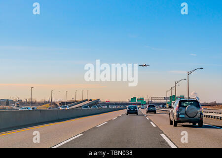 Partenza in aereo in volo in un cielo blu giorno vicino all'Aeroporto di Newark, New Jersey, New York. Foto Stock