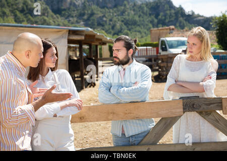 Litigio di quattro amici nel paese nel villaggio Foto Stock