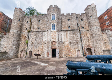 La Elizabethan Upnor castello sull'Hoo penisola nella parte settentrionale del Kent, Inghilterra. Foto Stock