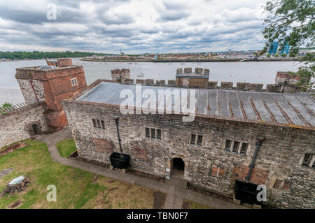 La Elizabethan Upnor castello sull'Hoo penisola nella parte settentrionale del Kent con il fiume Medway e Chatham Quays in background. Foto Stock