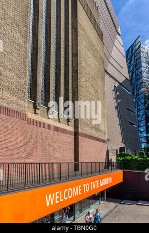 L'ingresso alla Turbine Hall della Tate Modern a Bankside, a sud di Londra con un segno di benvenuto di lettura alla Tate Modern. Foto Stock
