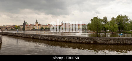 Praga, Repubblica Ceca - 17 Maggio 2019 : Panorama del lungomare di Vltava e il Ponte Carlo con i turisti imbarcazioni turistiche a Praga, Repubblica Ceca. Foto Stock