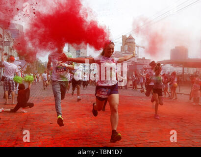 Ai partecipanti di essere irrorato con colori durante l'evento. Il Colour Run, noto anche come "il più felice 5.000 metri sul nostro pianeta", è una serie di eventi e di vernice gara, il suo primo evento è stato negli Stati Uniti nel mese di gennaio 2012 da allora la corsa si è diffusa in tutto il mondo, lasciando una scia di colore e felice corridori di diversi continenti e paesi. L'evento senza orario non ha vincitori o premi, ma i runner sono salutati con polvere colorata, fatta di grado alimentare amido di mais, in corrispondenza delle stazioni lungo il percorso. Nella capitale Ucraina la prima volta Kyiv Colour Run è iniziata nel 2014. Foto Stock