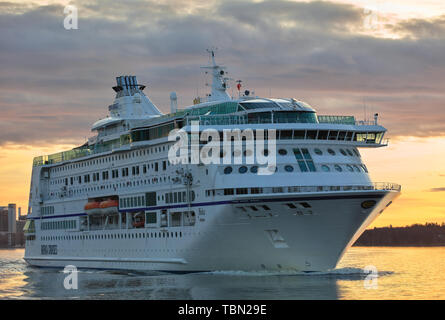 La nave di crociera M/S Birka Stockholm vela lontano da Stoccolma, Svezia Foto Stock