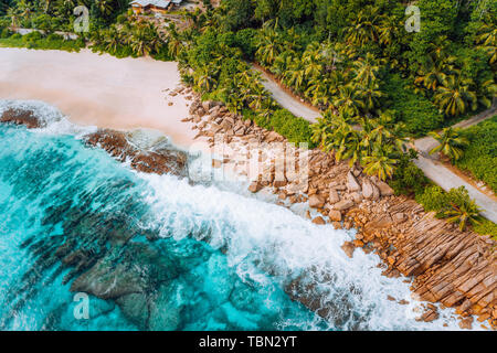 Foto aerea di bizzarro paradiso spiaggia tropicale a Seychelles. La vacanza estiva, viaggi e concetto di stile di vita Foto Stock