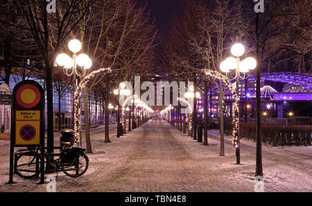 Jussi Björlings allé in Kungsträdgården di notte, Stoccolma, Svezia Foto Stock