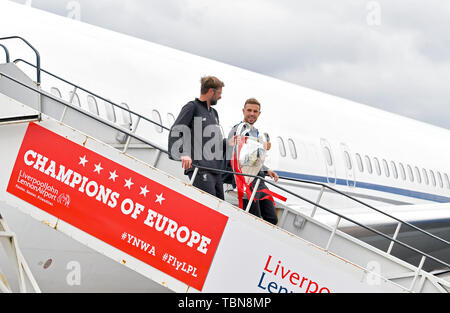 Liverpool manager Jurgen Klopp e Giordania Henderson con il trofeo come essi arrivano a John Lennon Airport, Liverpool. Foto Stock