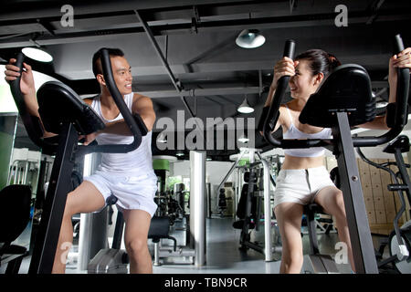Fitness in palestra Foto Stock
