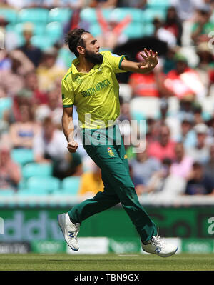 Sud Africa Imran Tahir celebra dopo aver preso il paletto della Bangladesh Shakib Al Hasan durante l'ICC Cricket World Cup group stage corrispondono al ovale, Londra. Foto Stock