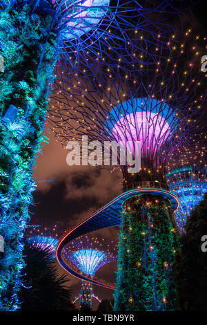 Singapore - Aprile 2, 2018: spettacolo di luci di alberi giganti al giardino dalla baia di notte a Singapore. Foto Stock