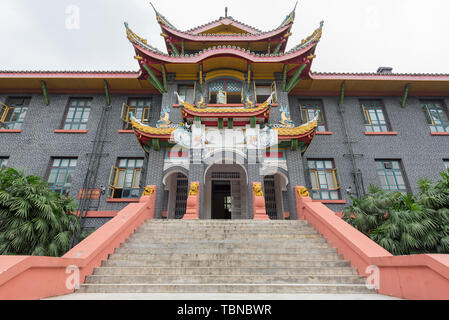 Chengdu,provincia di Sichuan,Cina - settembre 17,2017: scale e la porta di ingresso dell'edificio 6 di Huaxi ovest della Cina Università di Scienze Mediche Foto Stock