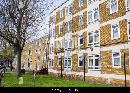 Case del Consiglio blocchi di appartamenti estate in Hackney East London, Regno Unito. Foto Stock