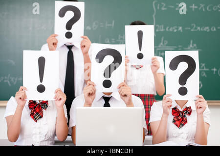 Il lavoro di squadra tra gli studenti delle scuole superiori Foto Stock