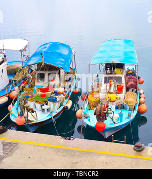 Cipro tipiche barche da pesca nel porto di Limassol Foto Stock