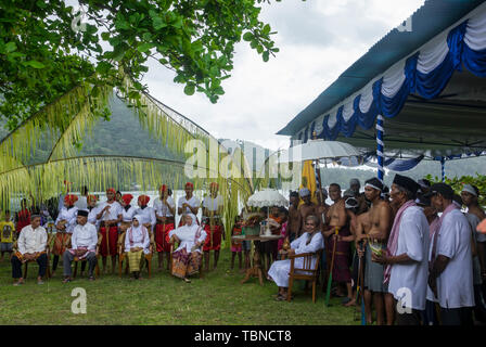 Gli anziani del villaggio durante la cerimonia di benvenuto per Ponant L'Austral prima visita a Banda Neira, Indonesia Foto Stock