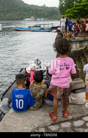 Gli anziani del villaggio di Banda Neira durante la cerimonia di benvenuto per la prima visita del Ponant nave L'Austral, con capitano Patricl Marchesseau. Foto Stock