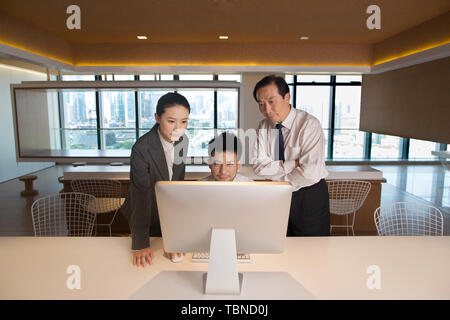 Una collaborazione tra un team aziendale. Foto Stock