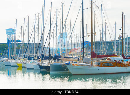 Barche a marina nel famoso Port Vell. Barcelona, Spagna Foto Stock