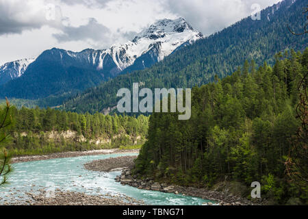 Paesaggio naturale dell'Nyingzhi Niyang River, Tibet, Cina Foto Stock